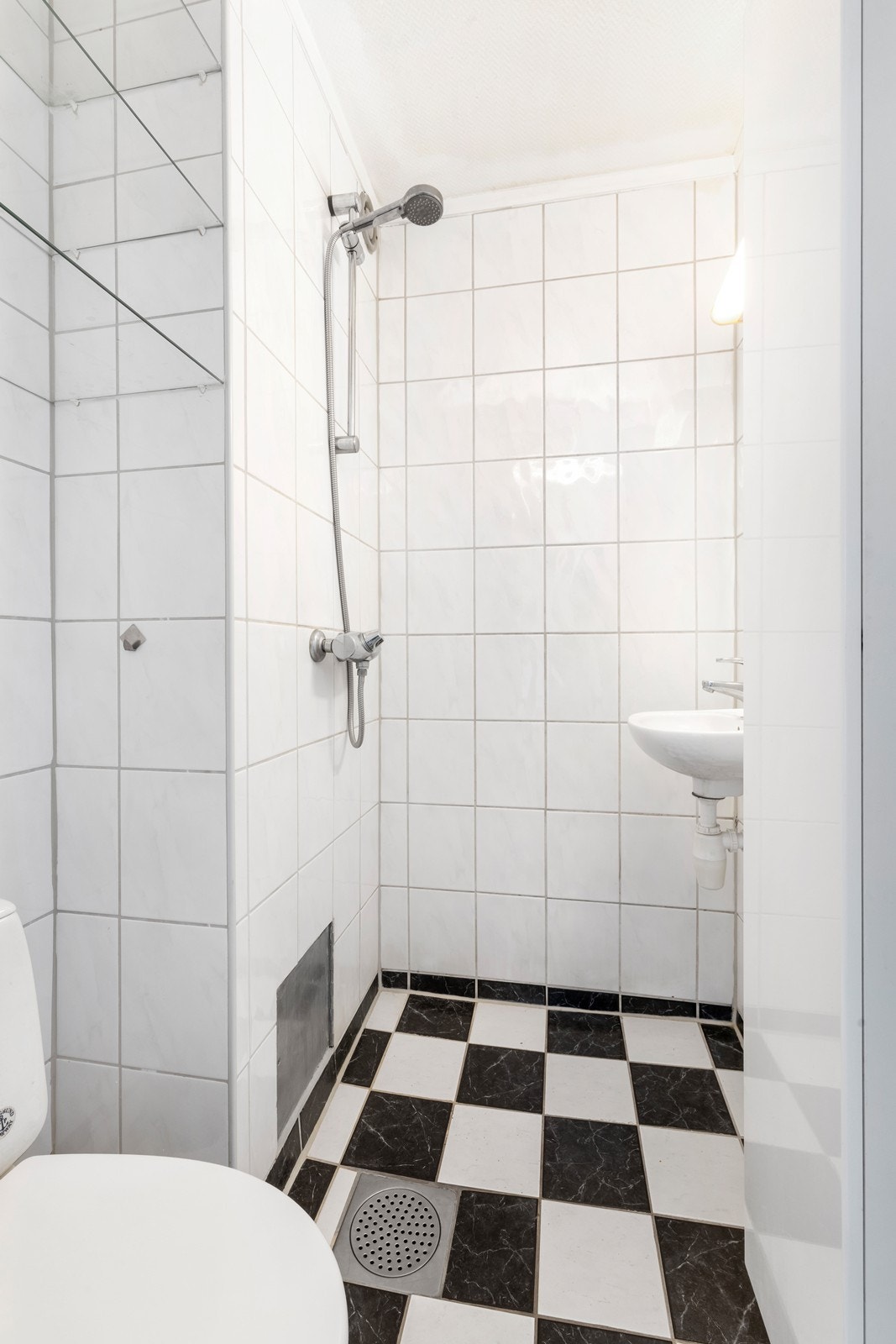 Flislagt bad med wc, servant og dusj Galleribilde