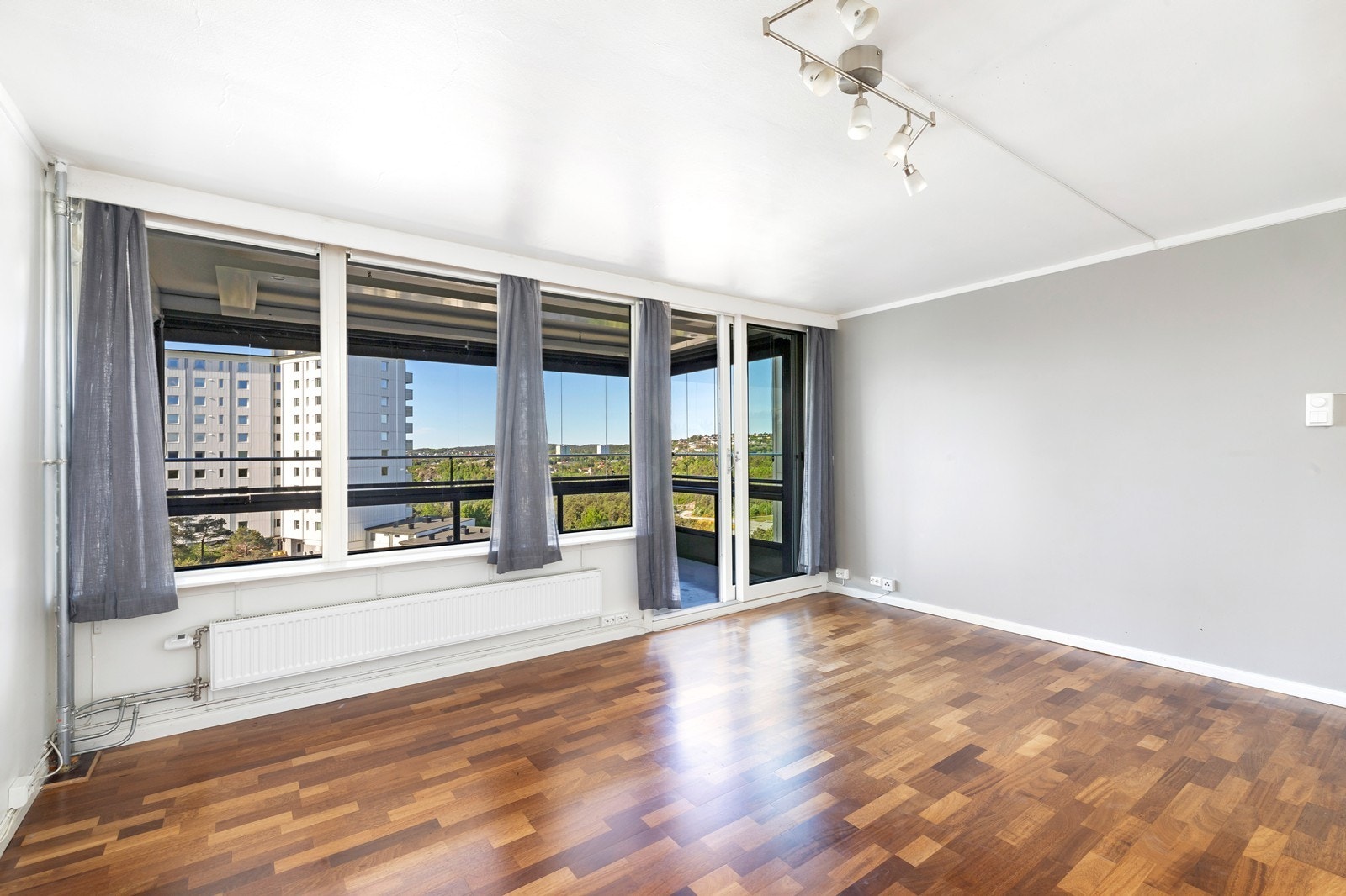 Stue med utgang til innglasset balkong Galleribilde