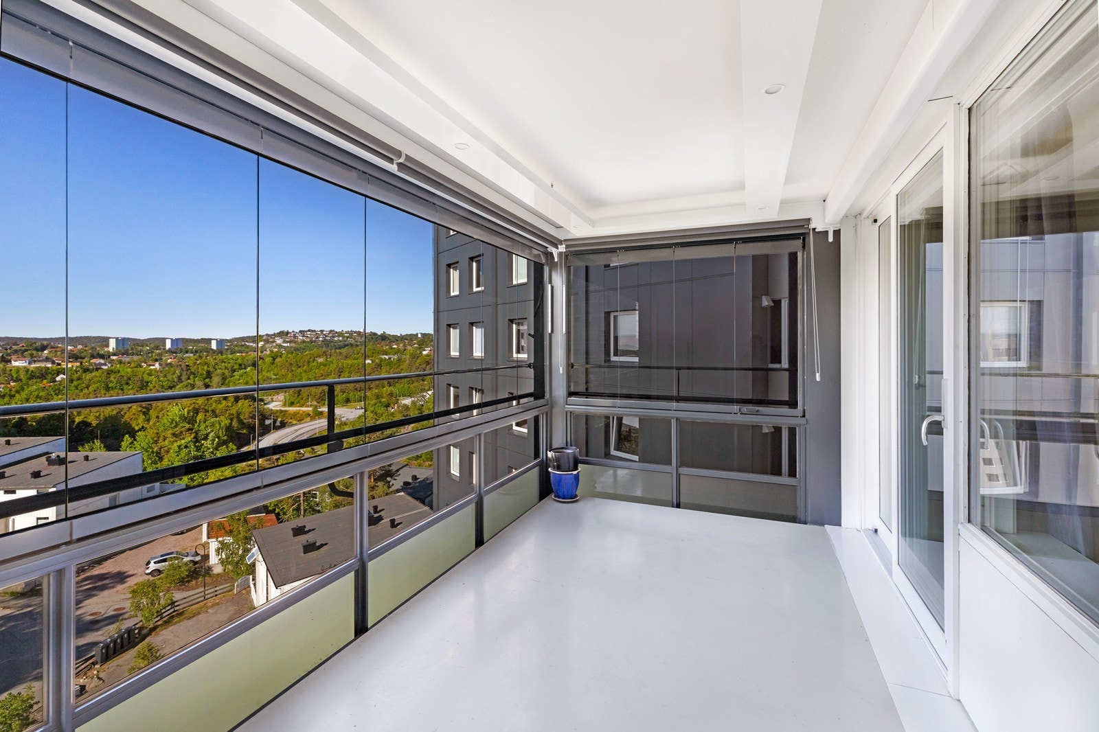 Solrik innglasset balkong Galleribilde