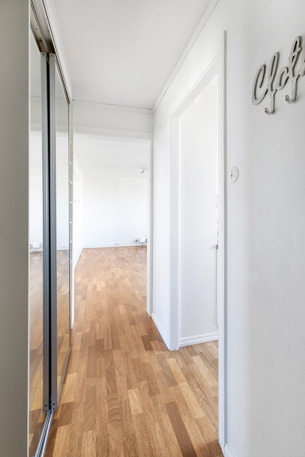 Skyvedørsgarderobe til oppbevaring Galleribilde