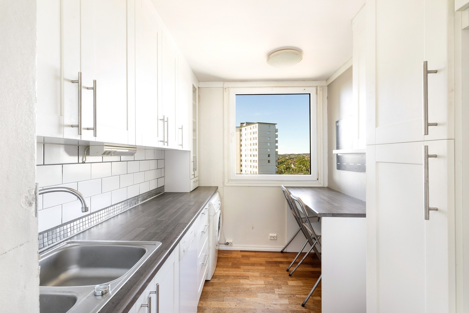 Kjøkken med oppvaskmaskin og vaskemaskin Galleribilde