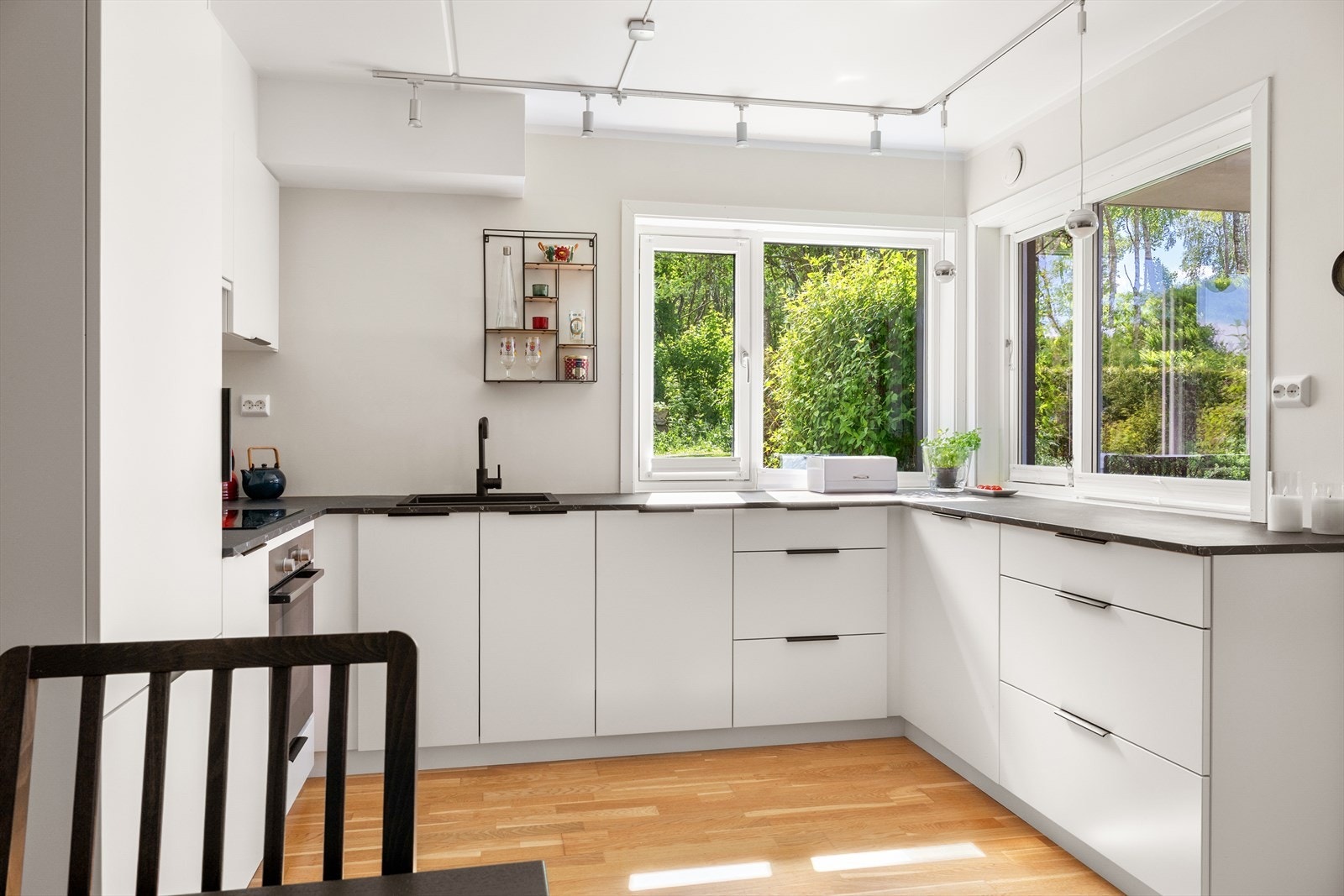 Nydelig kjøkkeninnredning med rikelig skap- og benkeplass Galleribilde