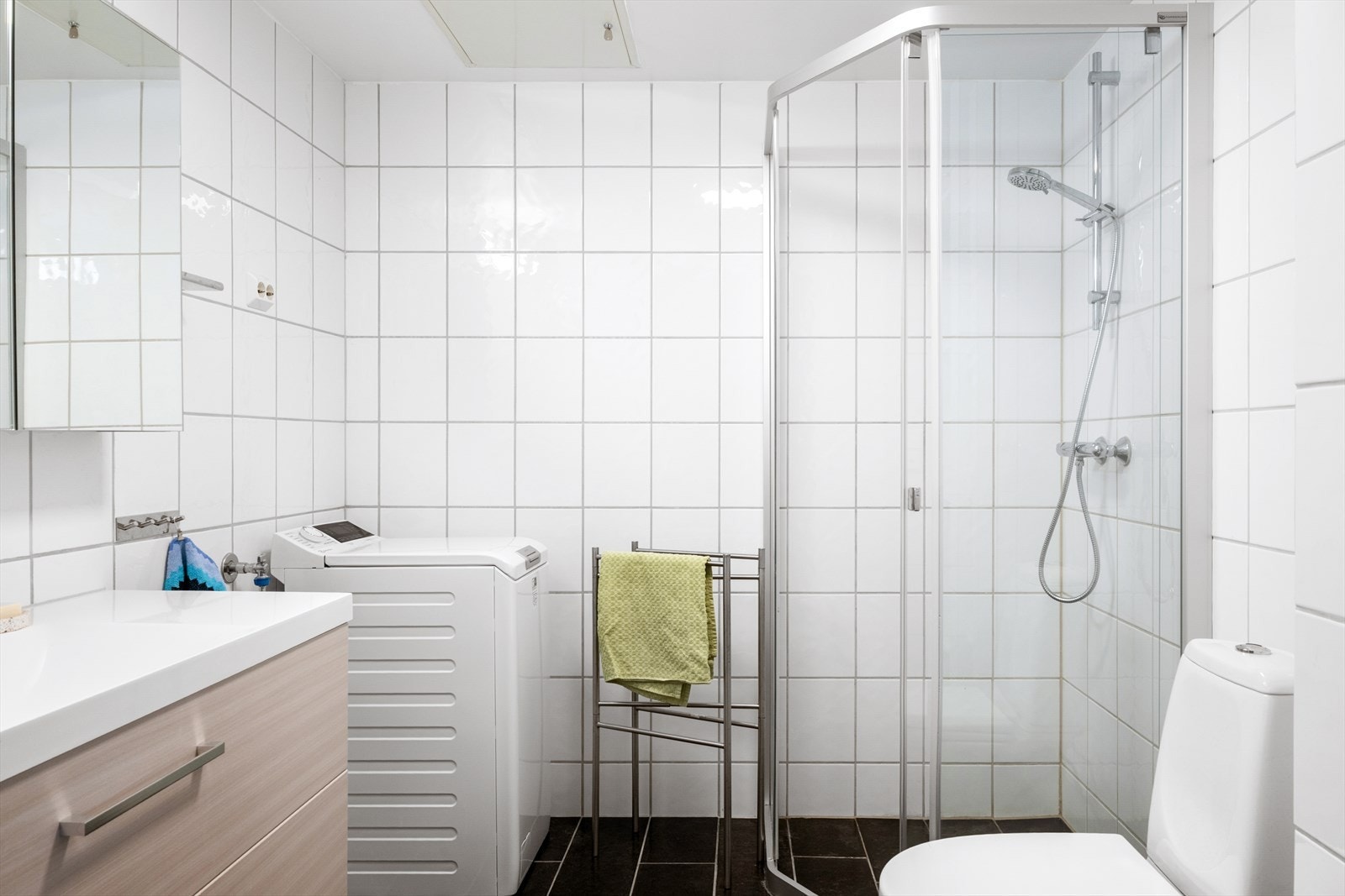 Helfliset bad/vaskerom med varme i gulvet Galleribilde