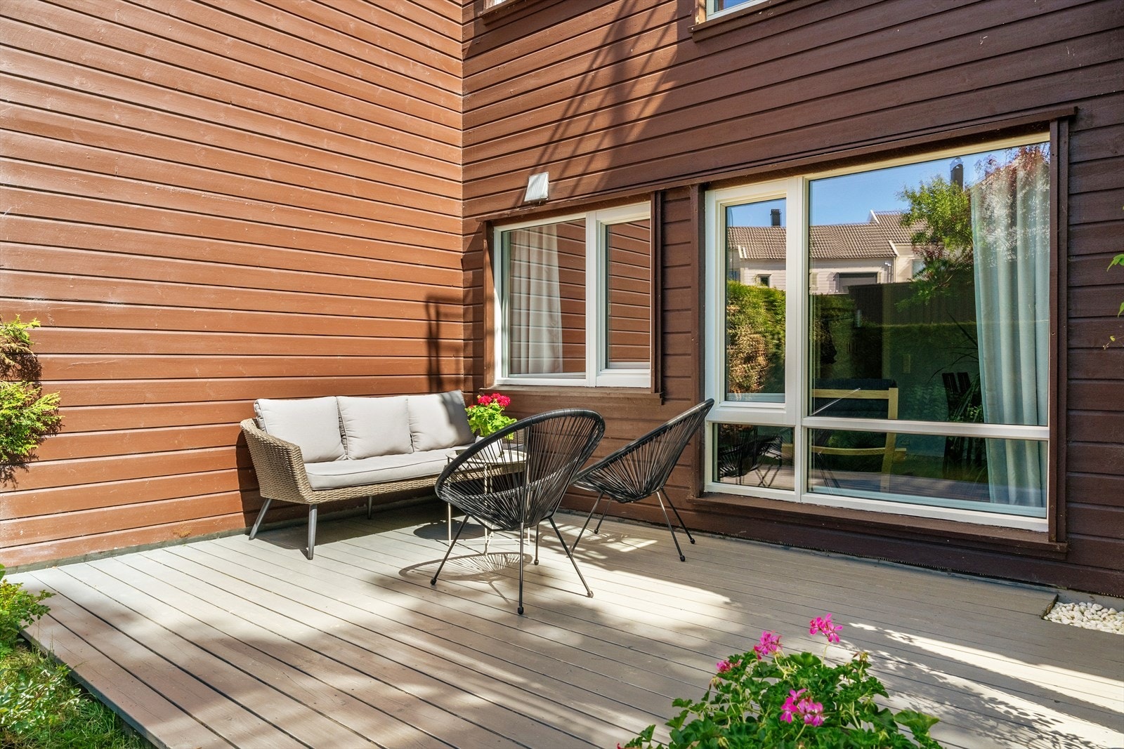 Skjermet sør/vestvendt terrasse med glimrende solforhold Galleribilde