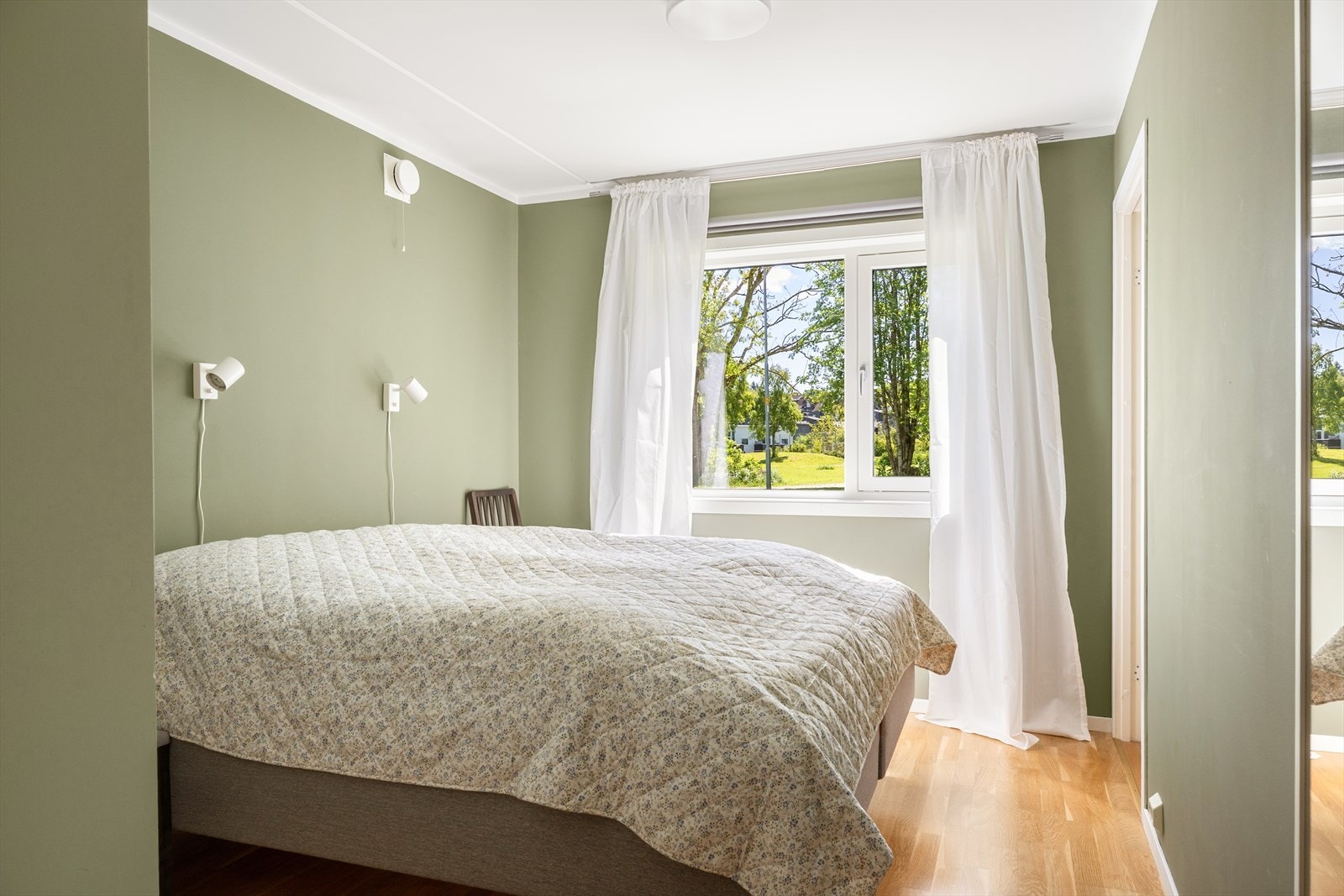 Romslig soverom som er pent malt opp Galleribilde