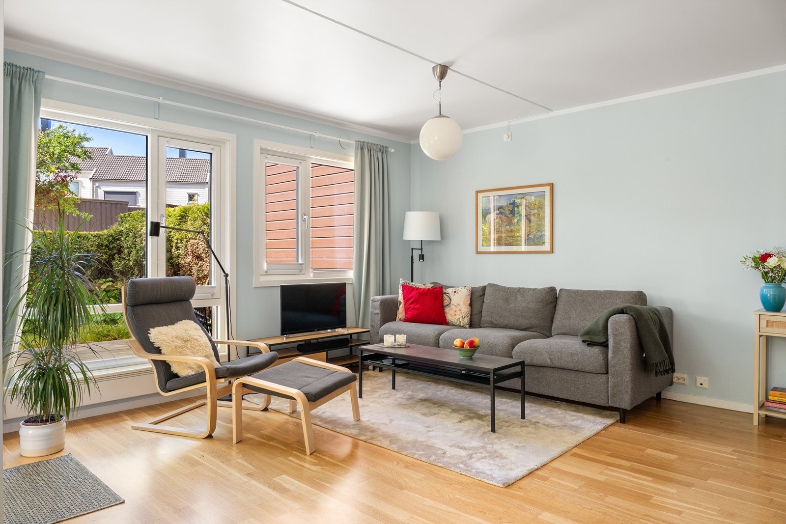 Lys og trivelig stue med godt lysinntak fra store vindusflater Galleribilde