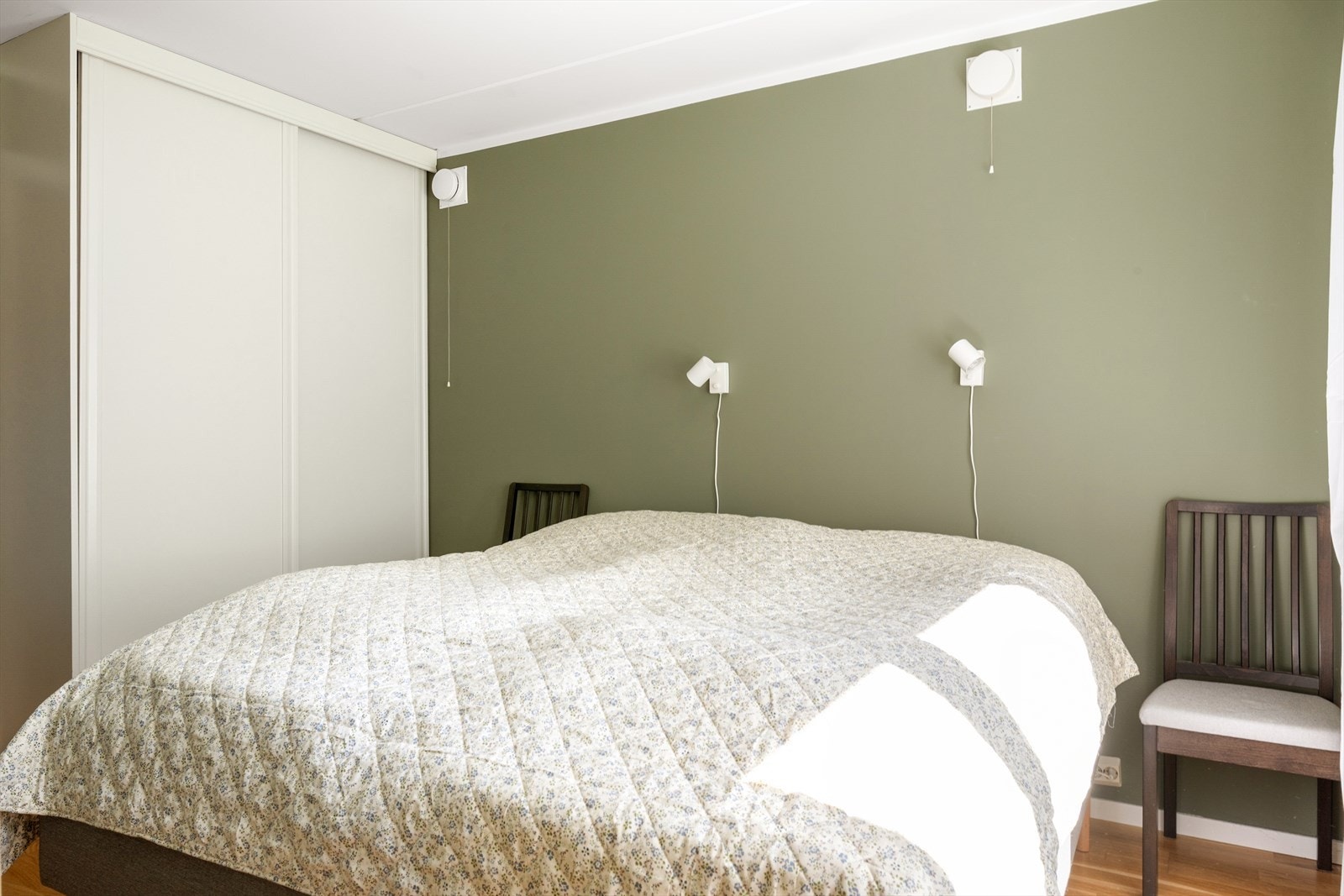 Skyvedørsgarderobe på soverom Galleribilde