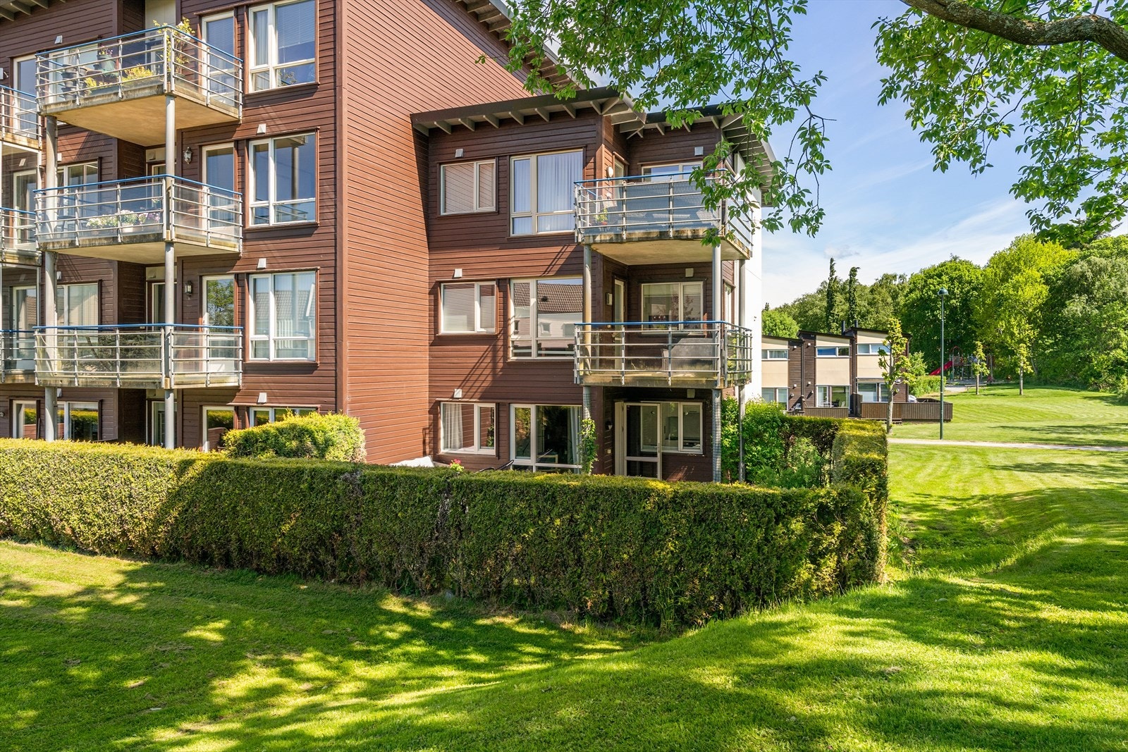 Leiligheten har fantastisk plassering på enden i 1.etg. Vindusflater ut mot grønne friareal Galleribilde