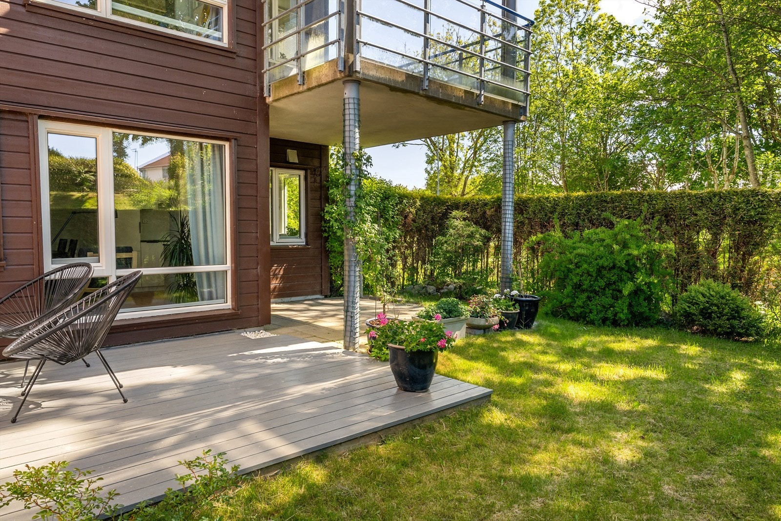 Her er det lunt og skjermet! Det er markterrasse, steinbelagt platting og en passe stor hageflekk Galleribilde