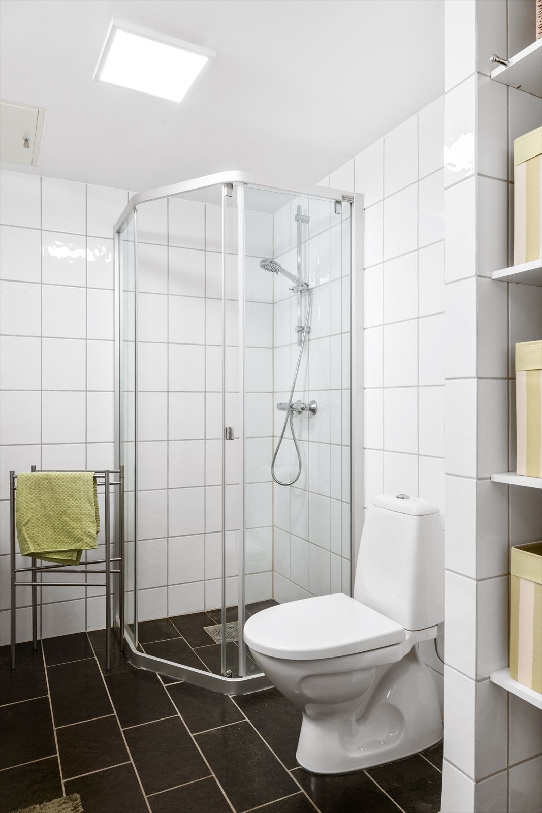 Pent, tidløst utformet bad med kjekk hylleoppbevaring Galleribilde