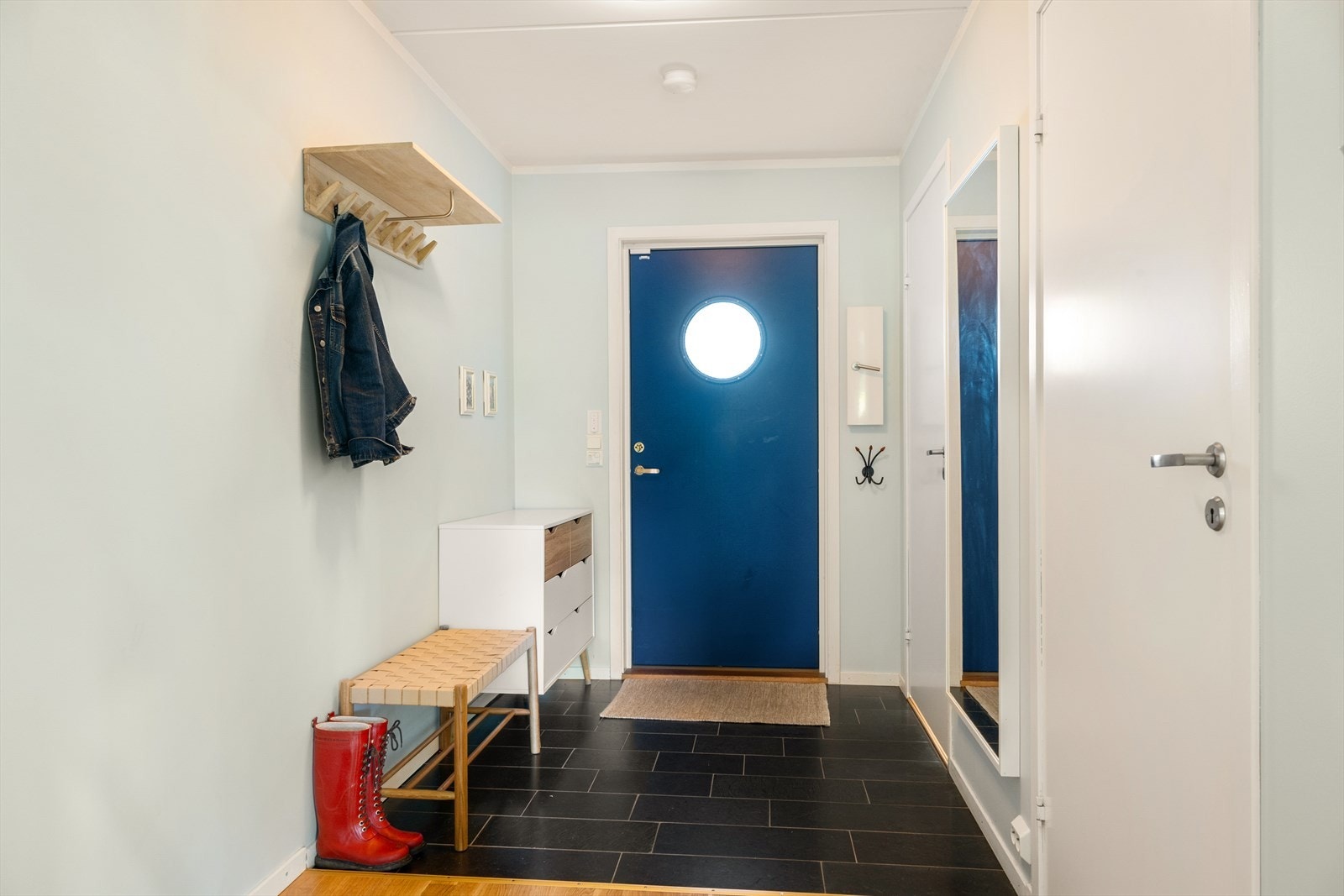 Velkommen inn til en romslig flislagt entré Galleribilde