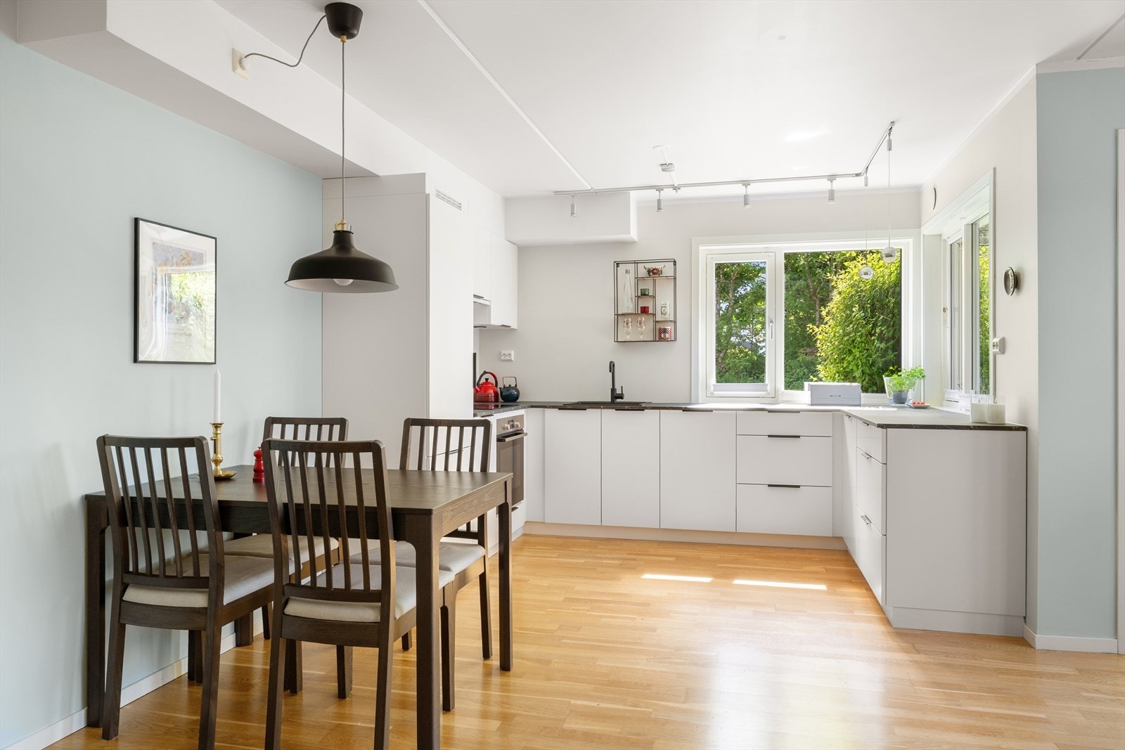 Lekkert nyere kjøkken med integrerte hvitevarer Galleribilde