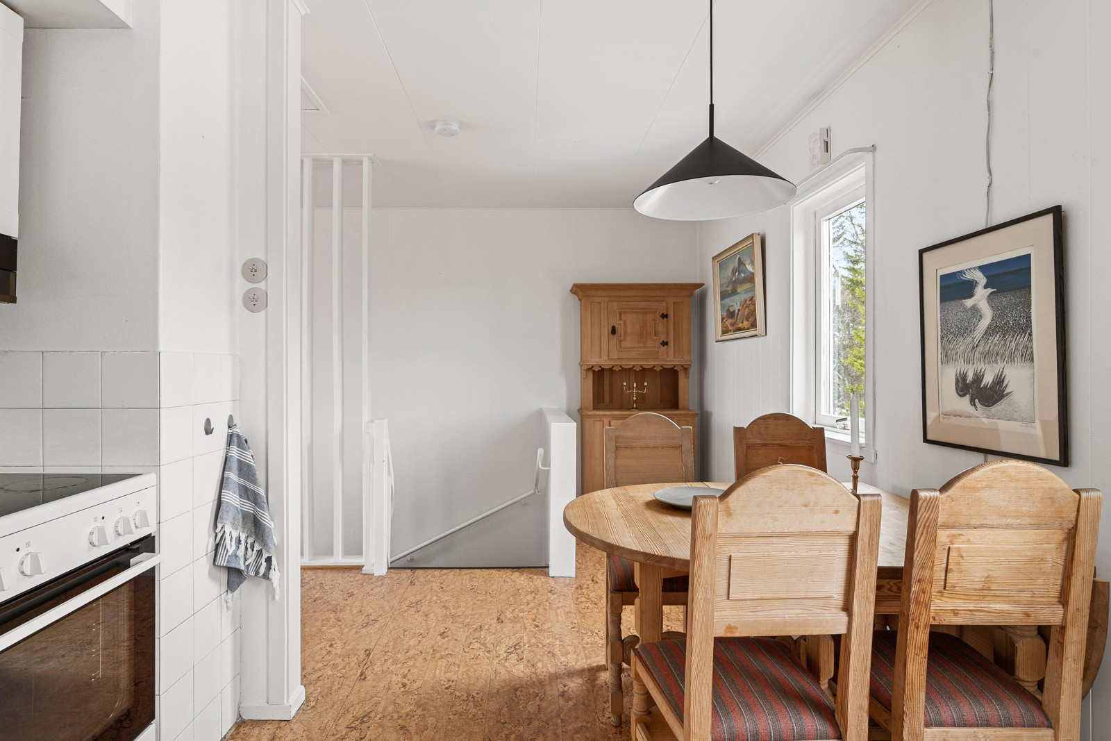 Spisestuen fungerer som et naturlig bindeledd mellom stuen og kjøkkenet.