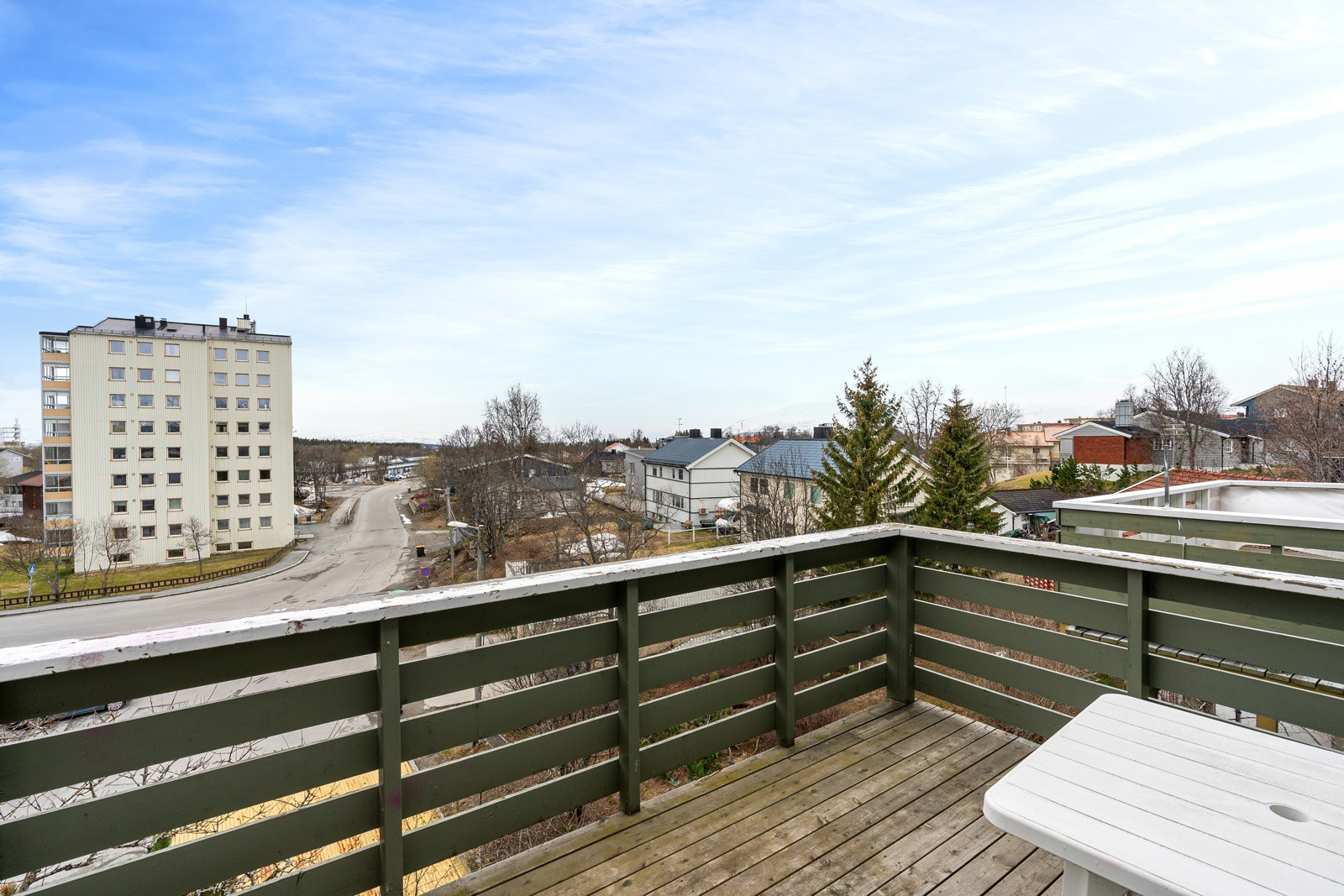 Vertikaldelt tomannsbolig med attraktiv beliggenhet og parkering.