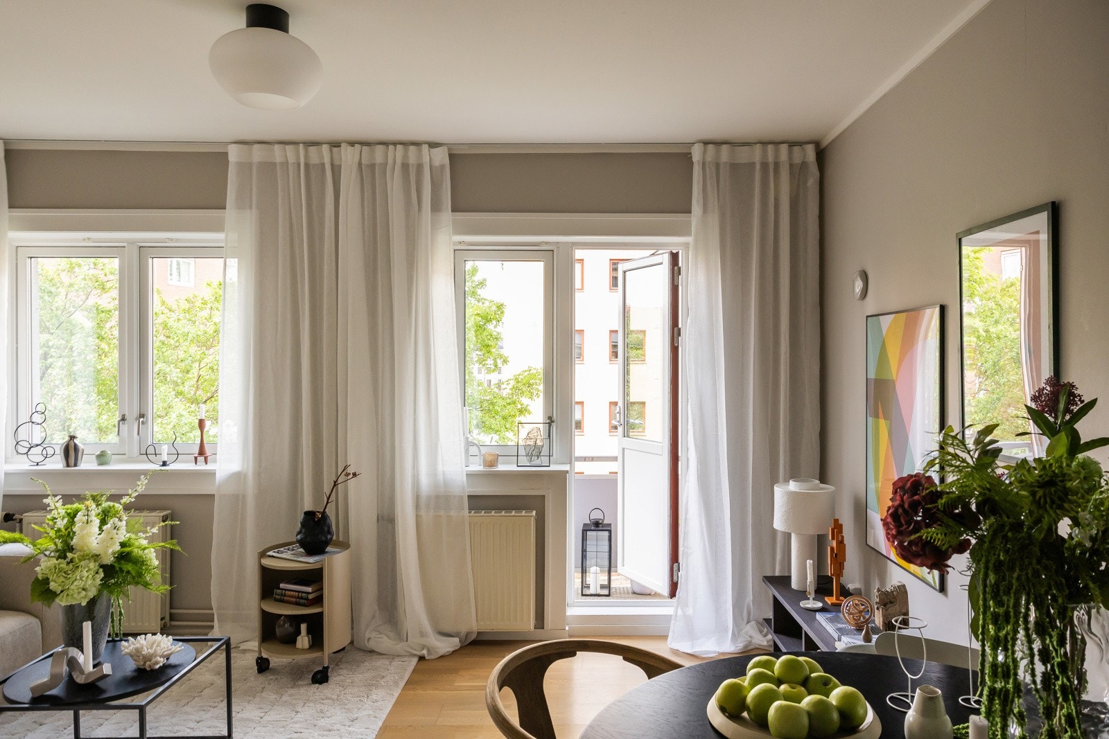 Nåværende eier har endret planløsning og modernisert boligen. Galleribilde