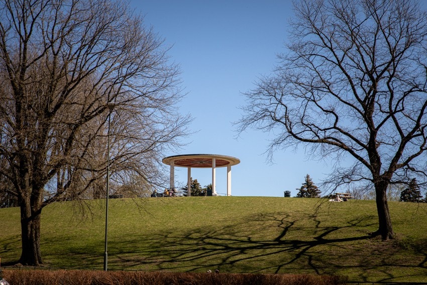 Torshovparken er en grønn oase i hjertet av Torshov, kjent for sine brede gressletter og gamle trær. Parken innbyr til både avslapning og lek, med store plenarealer og opparbeidede gangstier. Galleribilde