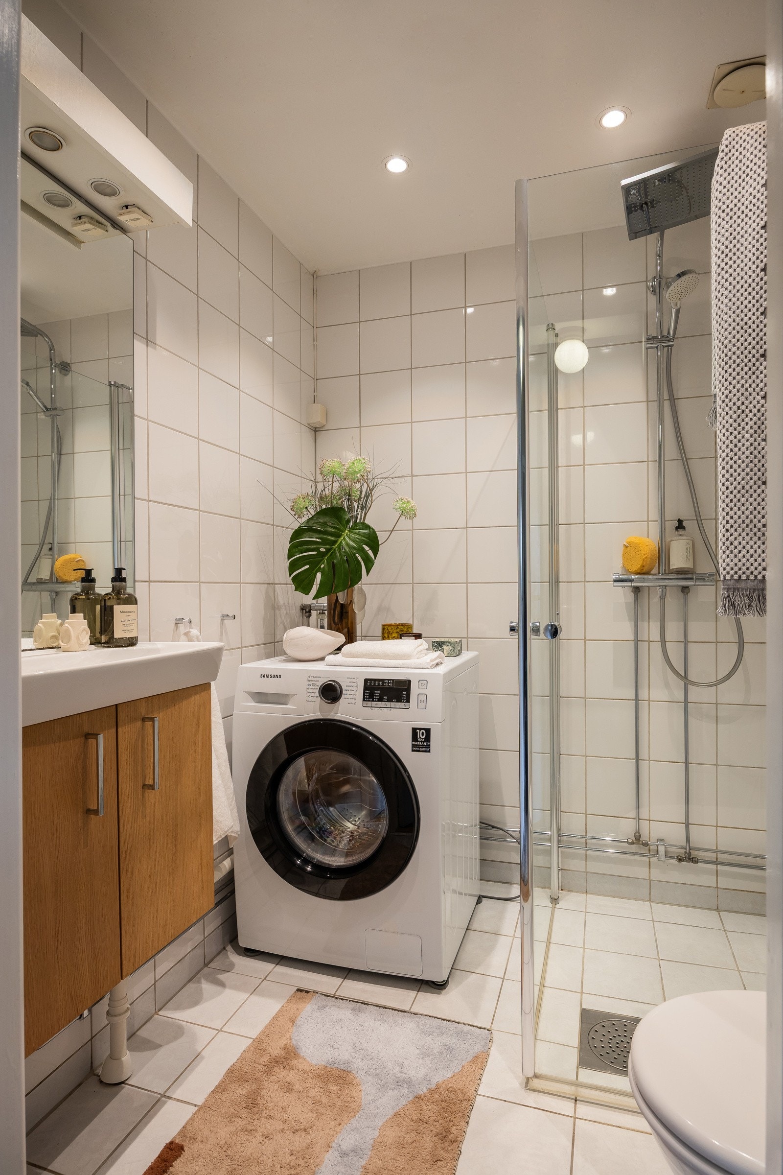 Badet oppgradert i regi av borettslaget i 2000, opplegg for vaskemaskin. Tilgang til fellesvaskeri og tørkerom. Galleribilde