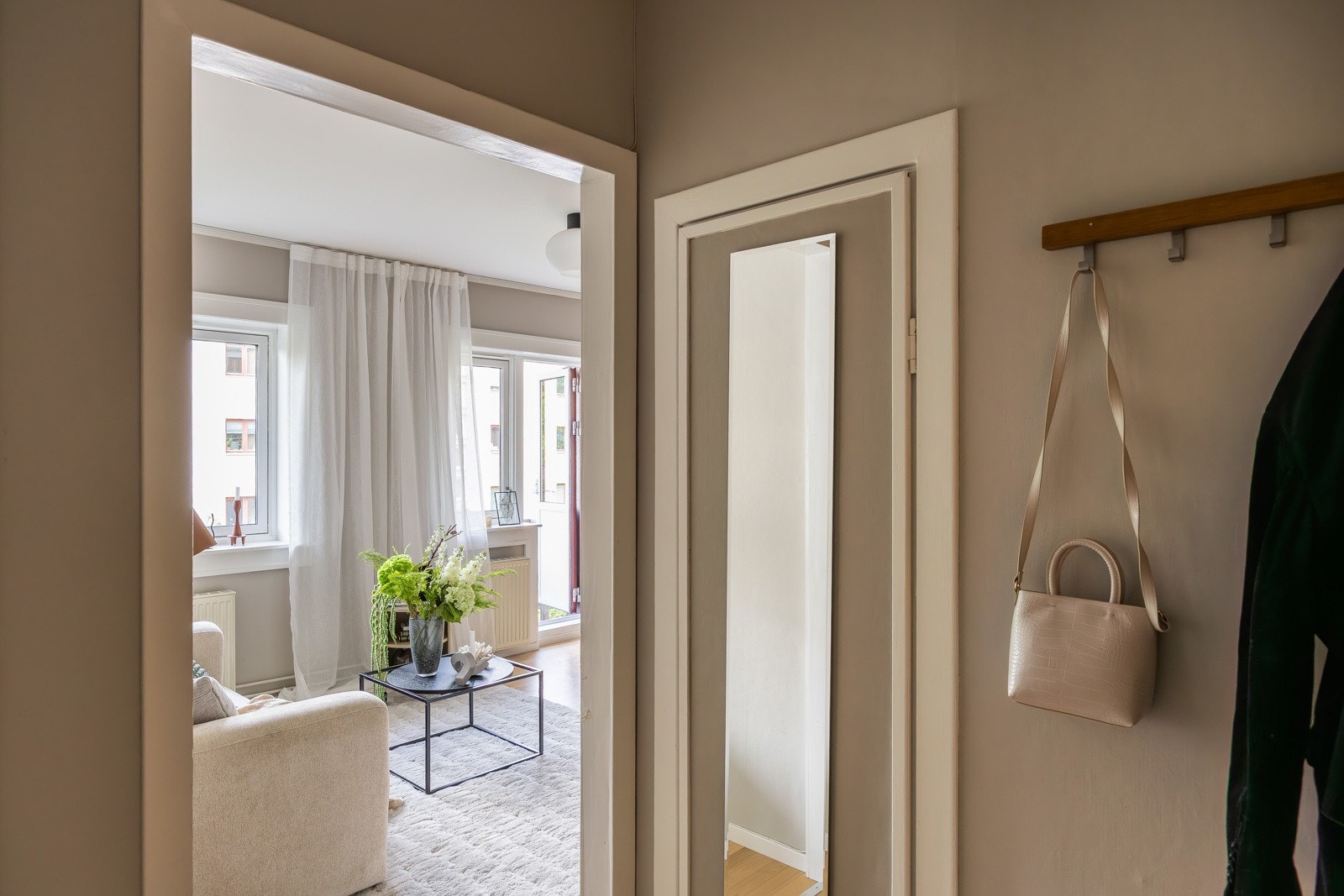 Entréen har originalt skap med plass til hverdagsoppbevaring, mens øvrig lagring ivaretas med både kjeller- og loftsbod. Galleribilde