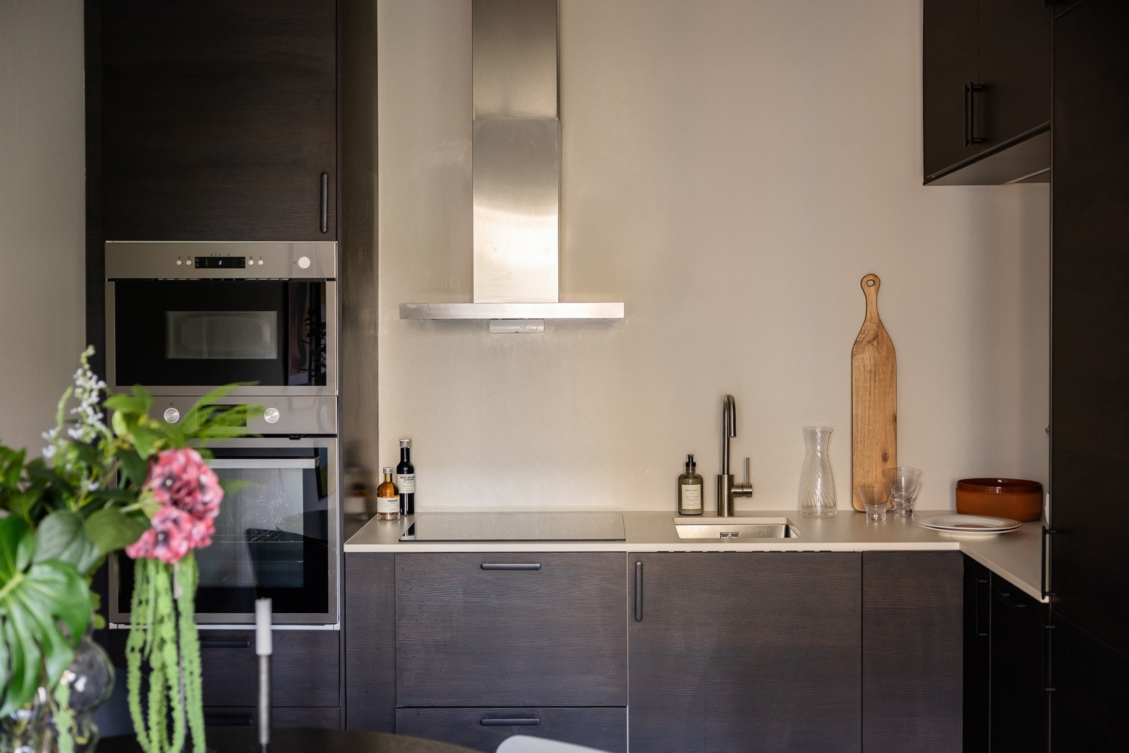 Stilrent kjøkken fra IKEA nytt i 2021 med brune finerfronter og keramisk benkeplate. Galleribilde