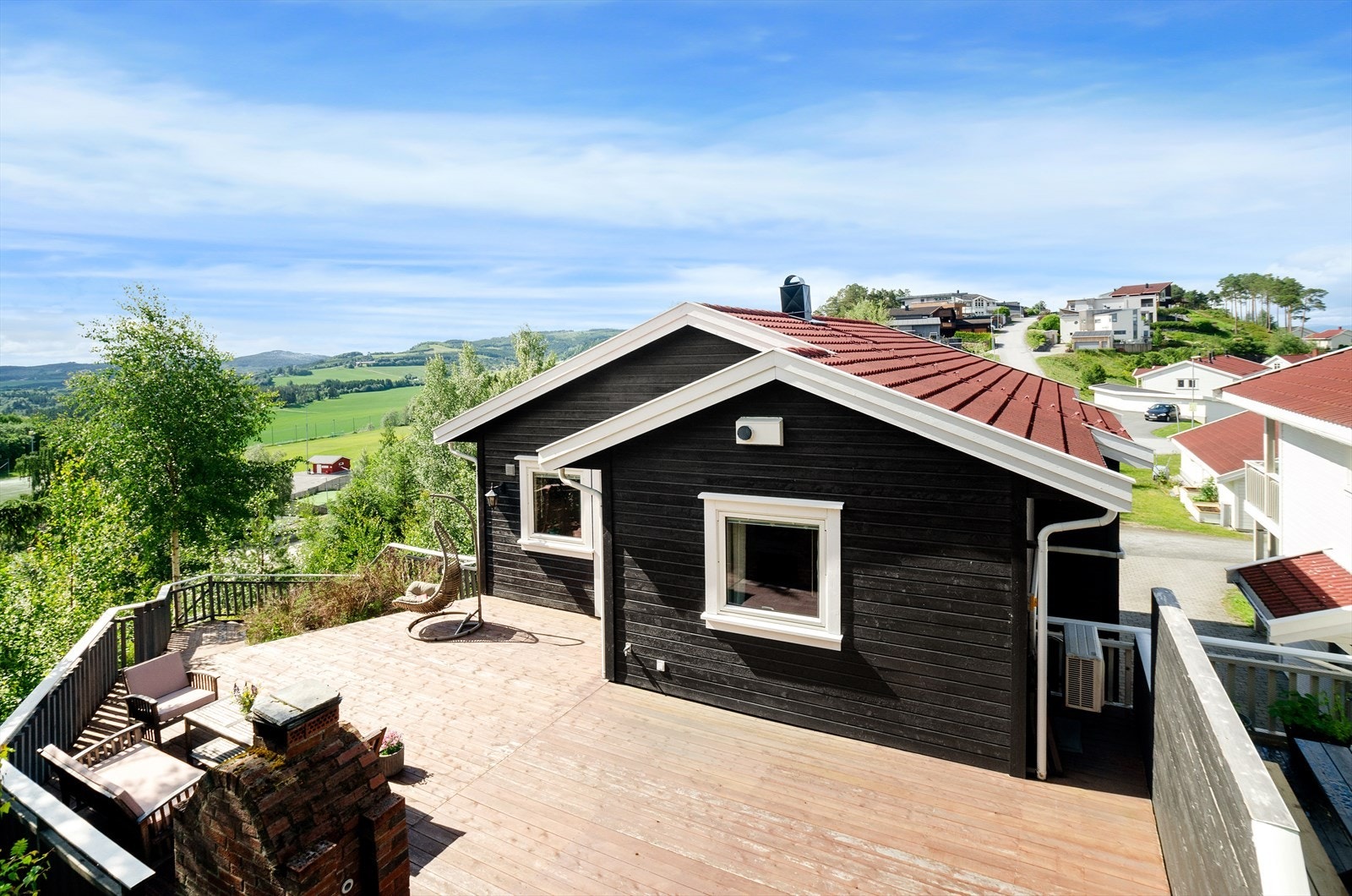 Romslig terrasse på bakside av huset som grenser til friarealer Galleribilde