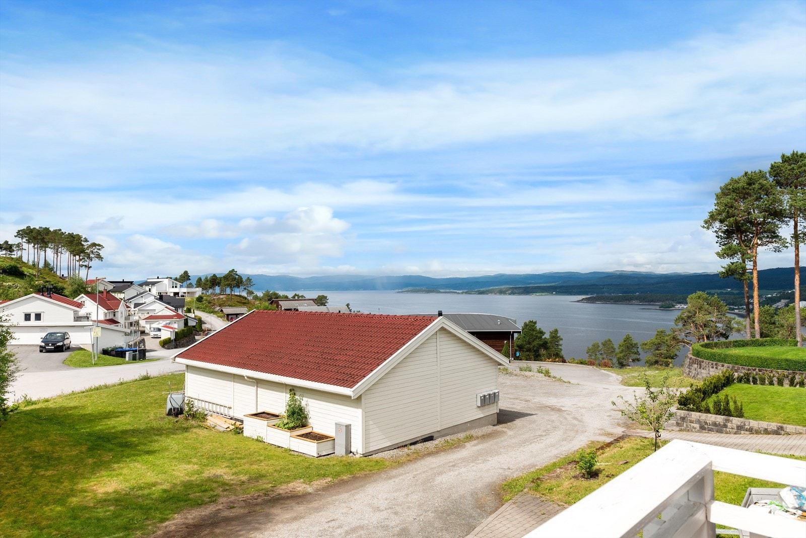 Utsikt til fjorden fra terrasse Galleribilde