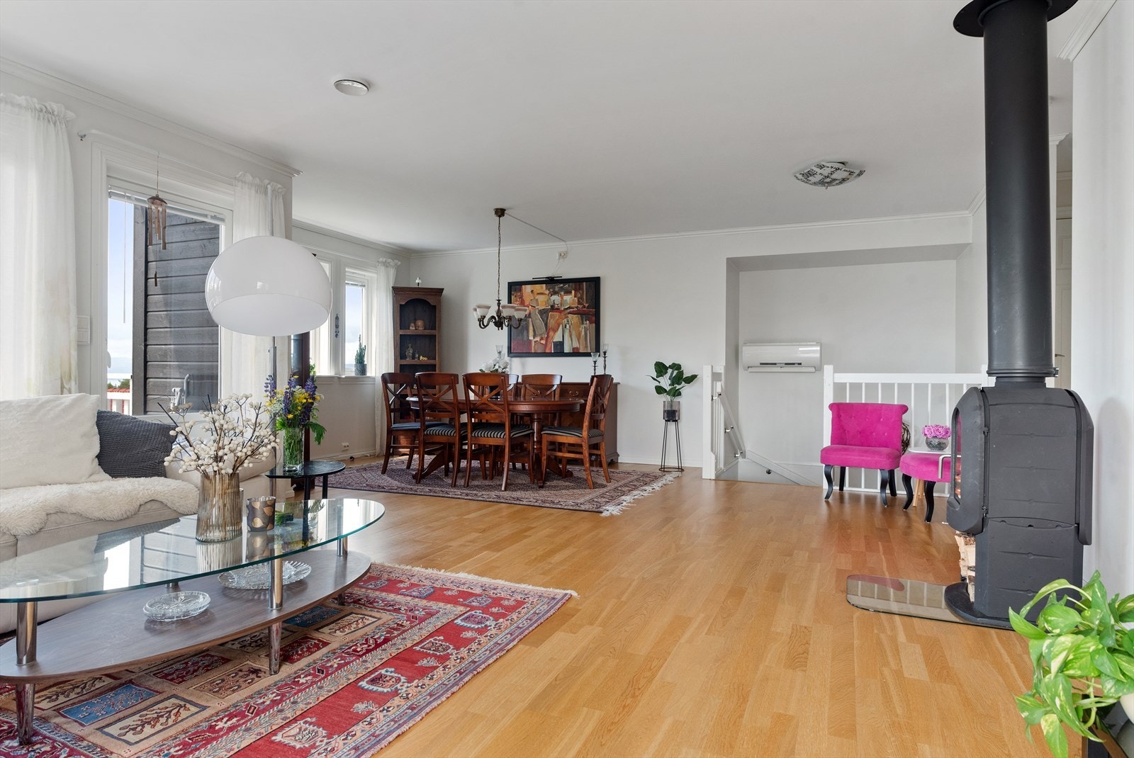 Stue og spisestue. Varmepumpe og vedovn Galleribilde