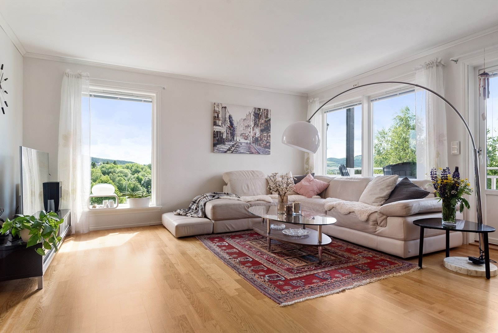 Lys og trivelig stue med godt lysinnslipp Galleribilde