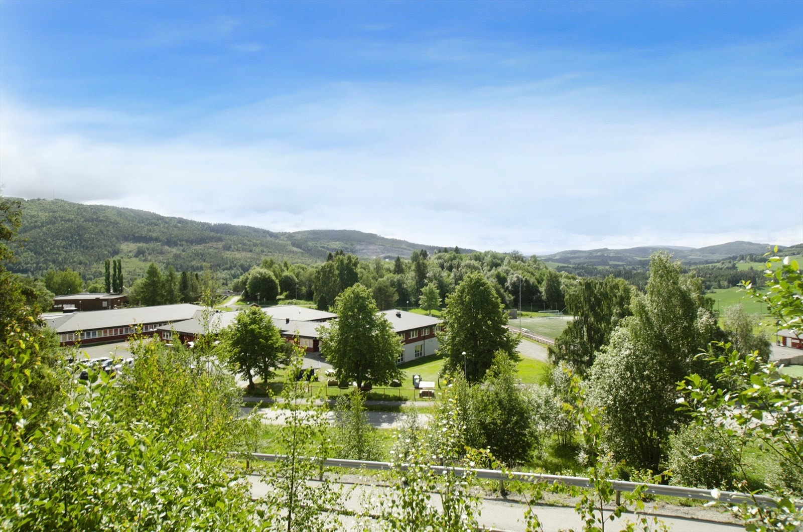 Fra boligen har man bla utsyn til skole og idrettsanlegg Galleribilde