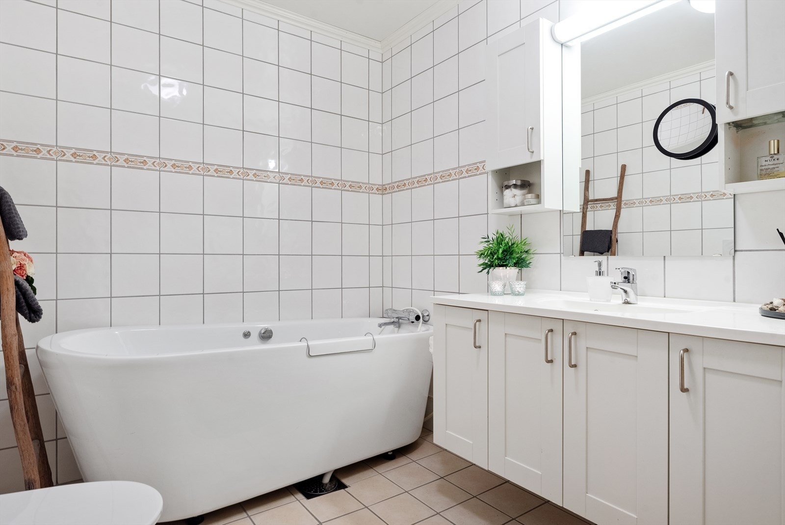 Pent flislagt bad i boligens 1 etg. Både badekar og dusj. Galleribilde