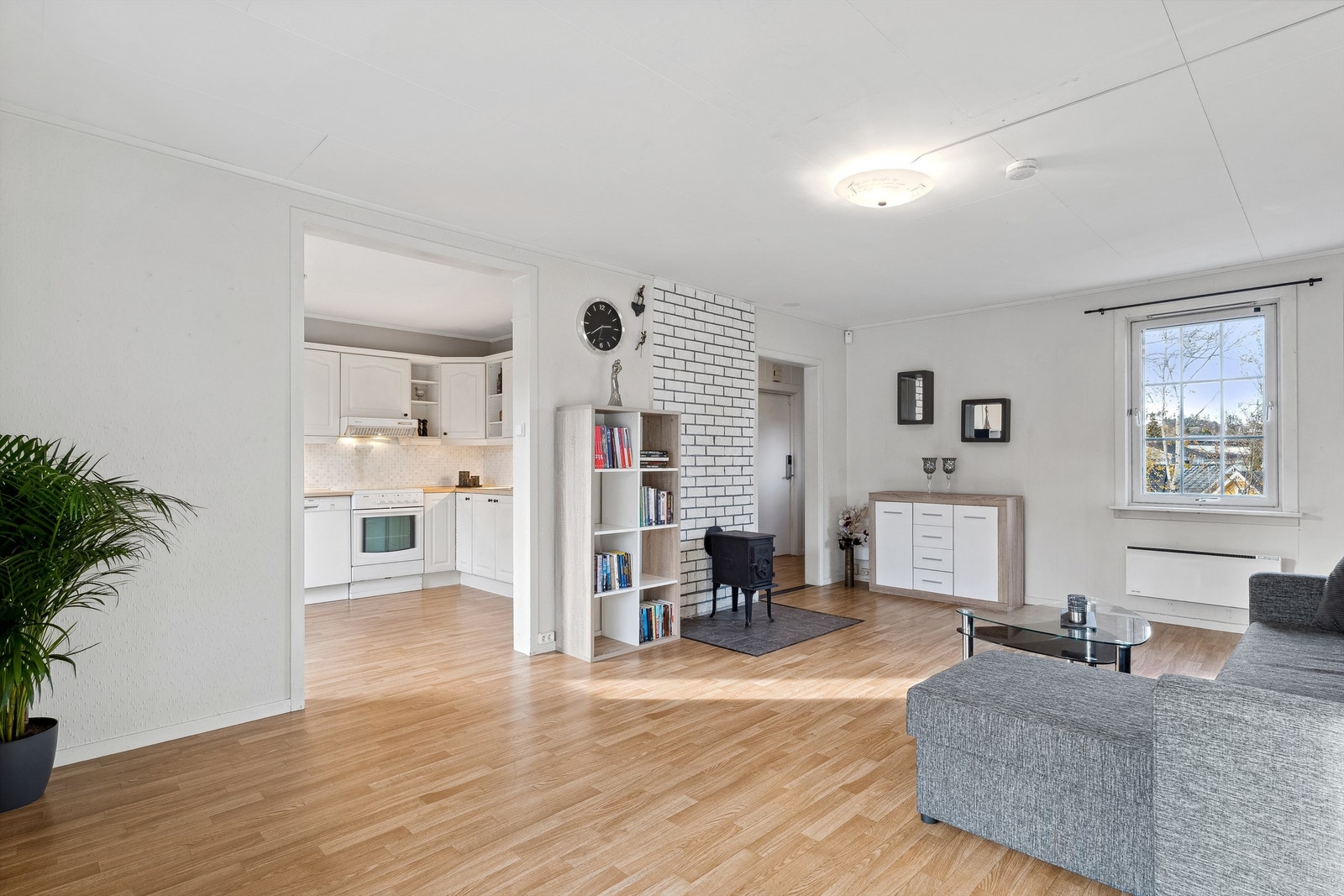 Gulvet er belagt med belegg, mens veggene har en kombinasjon av malt strie og panel. Stort vindu som gir rikelig med naturlig lys. Galleribilde