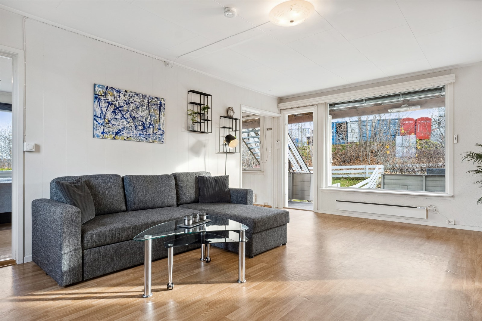 Fra stuen er det utgang til en hyggelig overbygd terrasse. Galleribilde