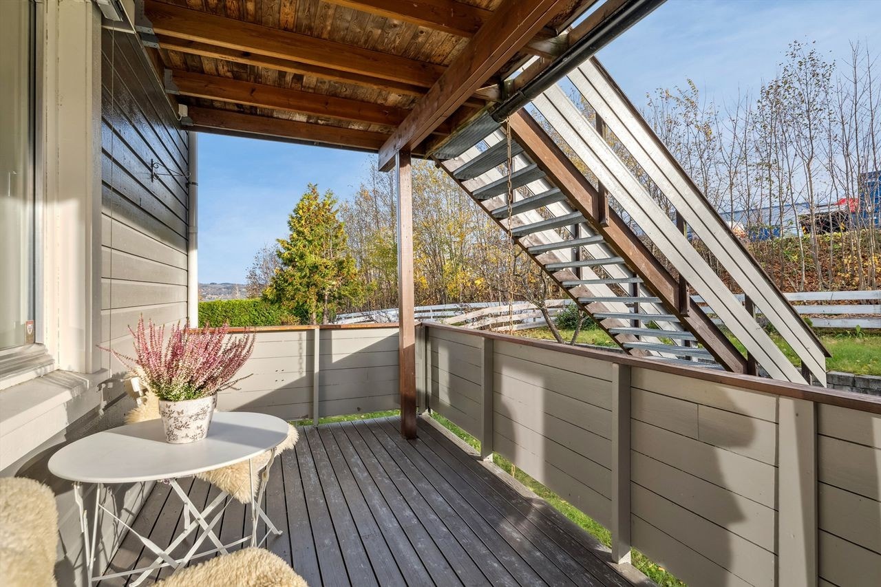 Terrasse med plass for utemøblement. Galleribilde