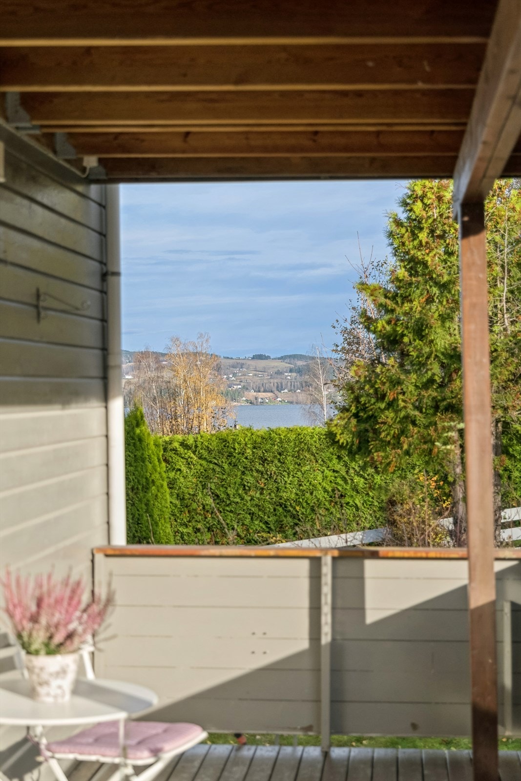 Et lite mjøsgløtt fra terrassen. Galleribilde