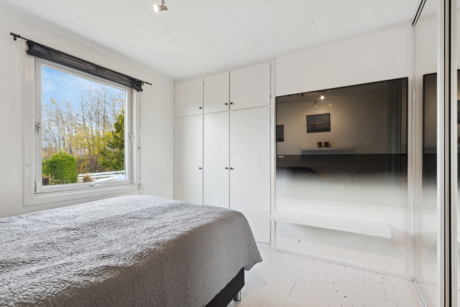 Soverommet er innredet med romslige garderobeskap. Galleribilde