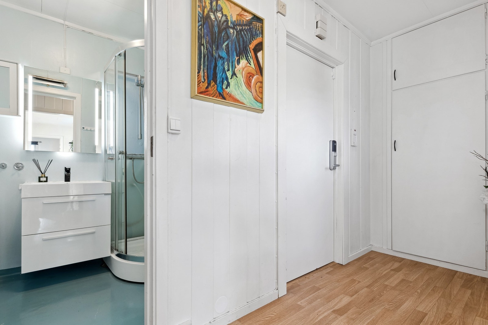 Andelsleilighet over ett plan beliggende i 1.etg med adkomst fra felles trapperom. Galleribilde