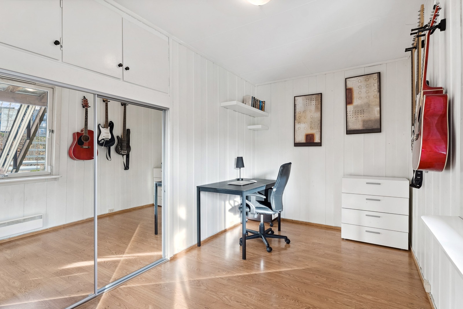 Soverommene er innredet med innredet med både romslige garderobeskap og speilgarderobe. Galleribilde