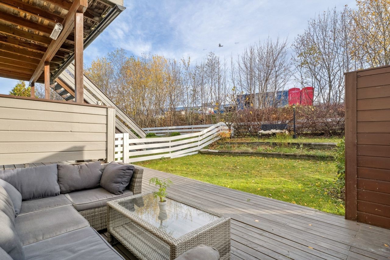 Hyggelig romslig terrasseplatting. Leiligheten disponerer en naturlig del av tomten som gir muligheter for personlig bruk og trivsel. Galleribilde