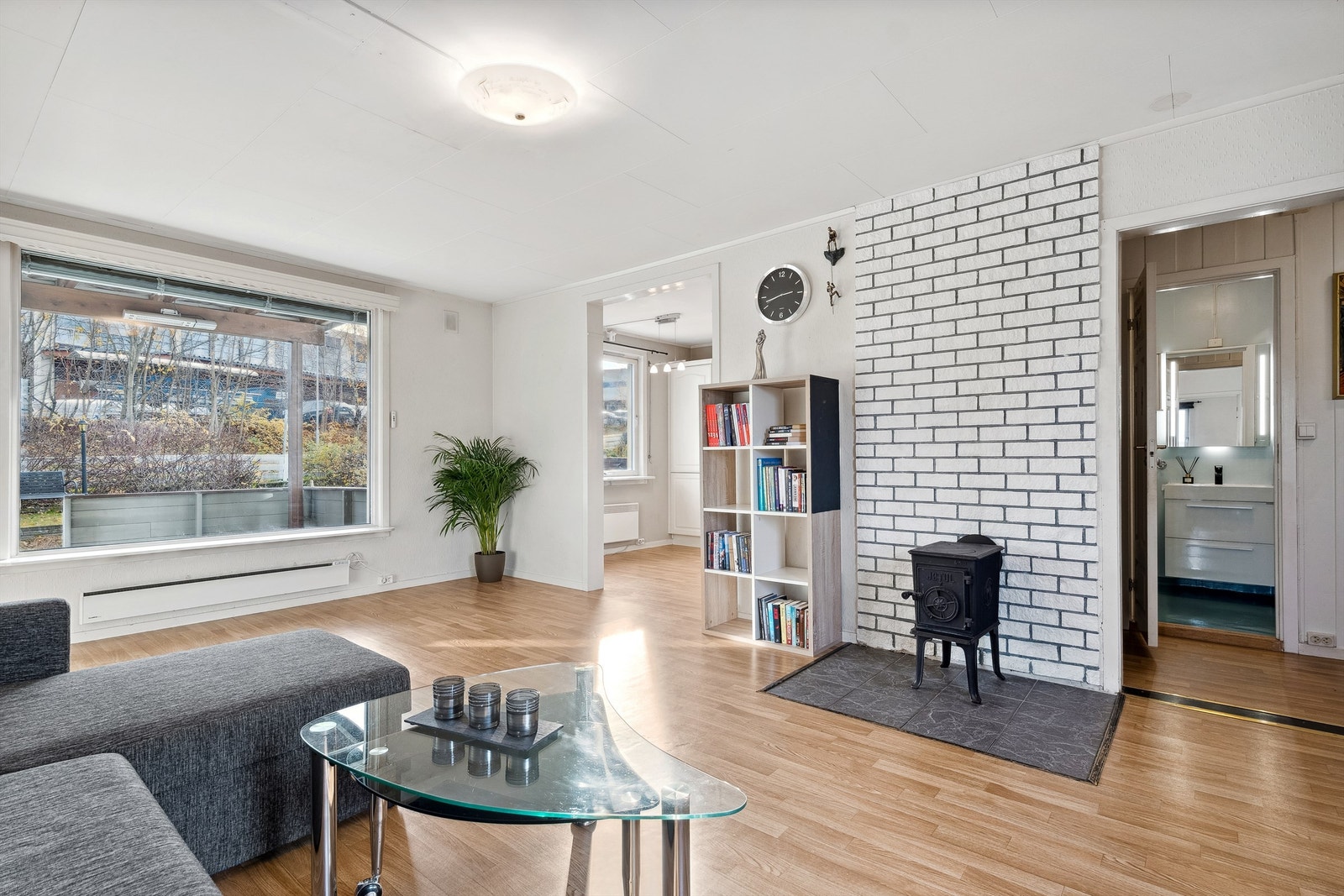 Stuen varmes opp med en vedovn som skaper ekstra hygge, og suppleres med en panelovn for komfortable innetemperaturer året rundt. Galleribilde