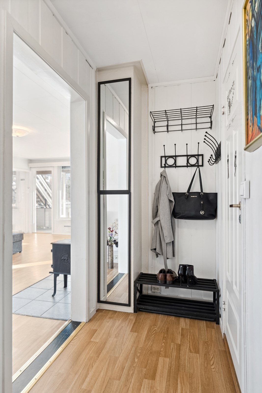 Leiligheten inneholder entré, stue og kjøkken i åpen løsning, to soverom og bad/wc. Galleribilde