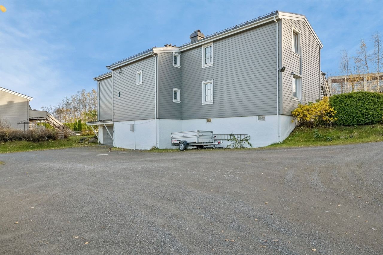 Gårdsplassen er gruset, og det er felles parkeringsplasser tilgjengelig på tomten. For de som ønsker garasjeplass, fordeles disse etter ansiennitetsprinsippet. Galleribilde