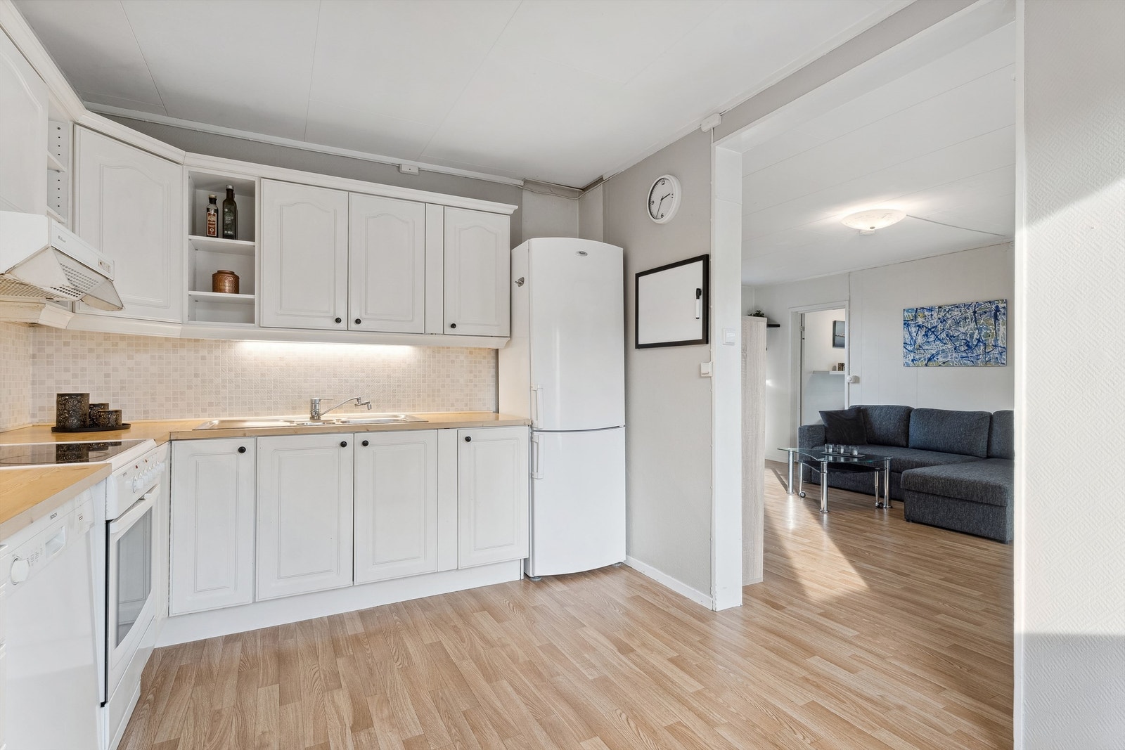 Kjøkkenet er lyst og romslig, med en praktisk utforming som gjør det lett å innrede en liten spisegruppe ved vinduet. Galleribilde