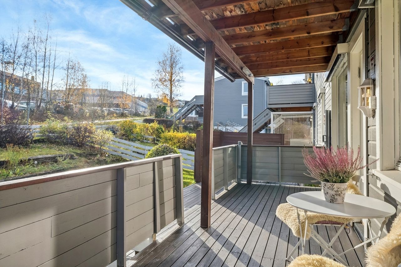 Overbygd terrasse med tilgang til inngjerdet hage. Galleribilde