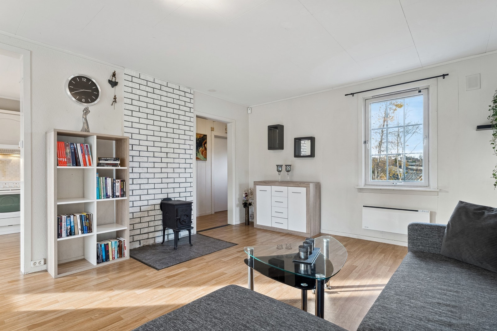 Den lyse og romslige stuen har god plass til sofamøblement. Galleribilde