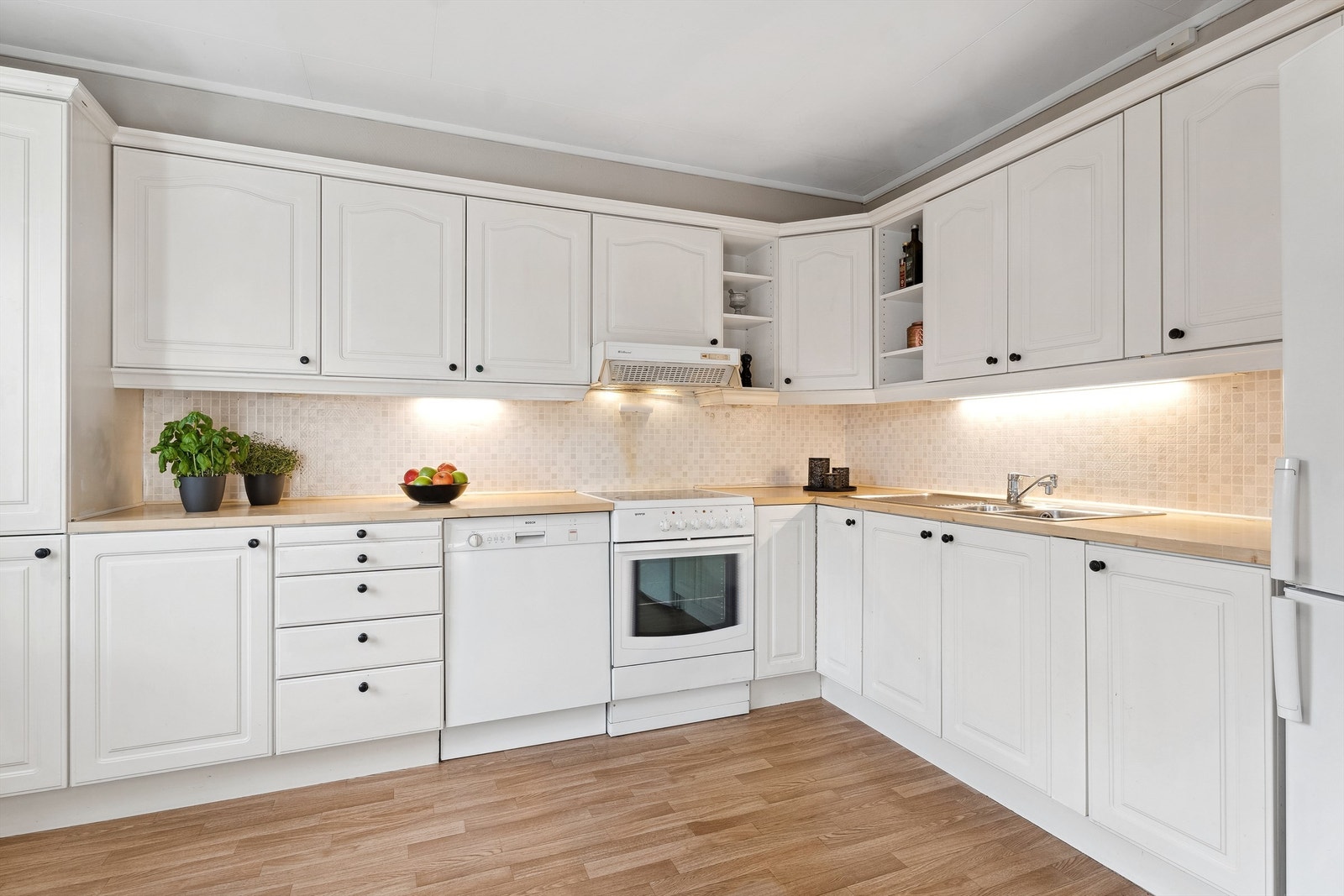 Kjøkkenet er tilrettelagt for frittstående komfyr, kjøleskap og oppvaskmaskin, og en kjøkkenventilator er montert over komfyren. Galleribilde