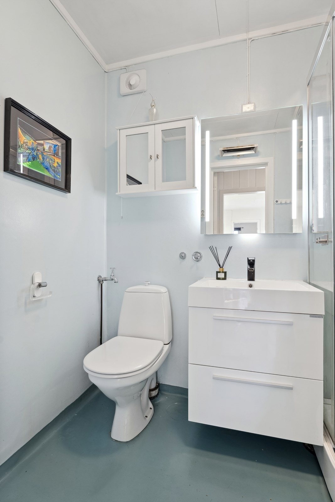 Det er montert mekanisk avtrekk på vegg. Galleribilde