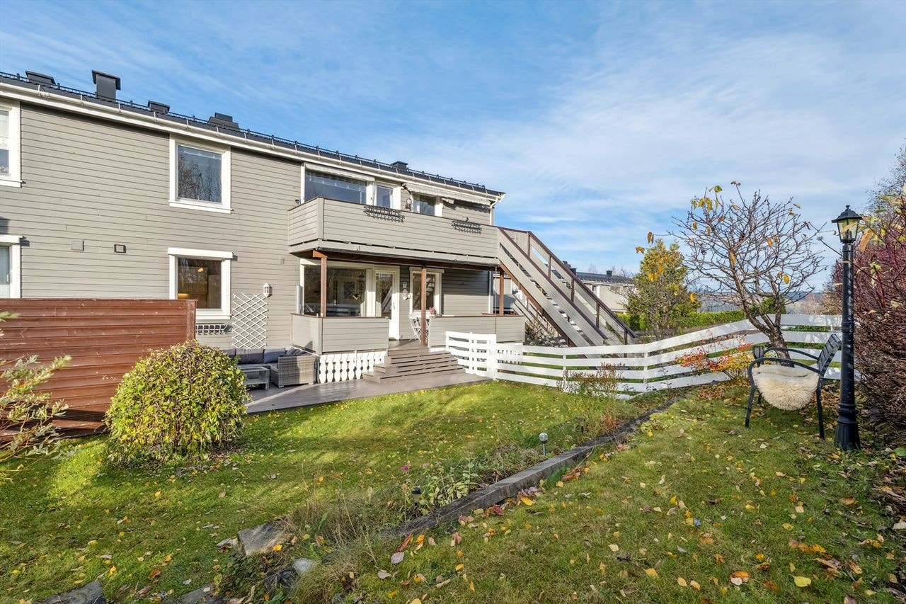 Praktisk andelsleilighet med fin planløsning med terasse og hage i Fridtjof Nansens veg 4 B ! Galleribilde