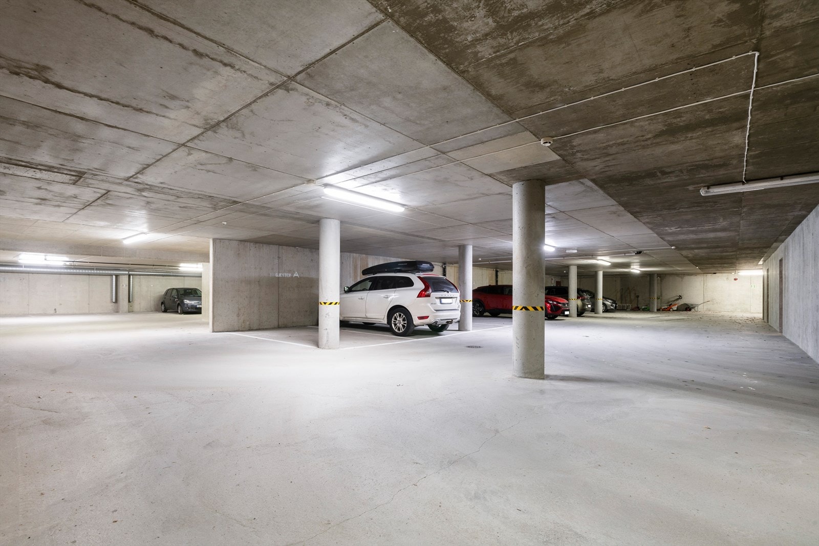Det er biloppstillingsplass i sameiets felles garasje. Galleribilde