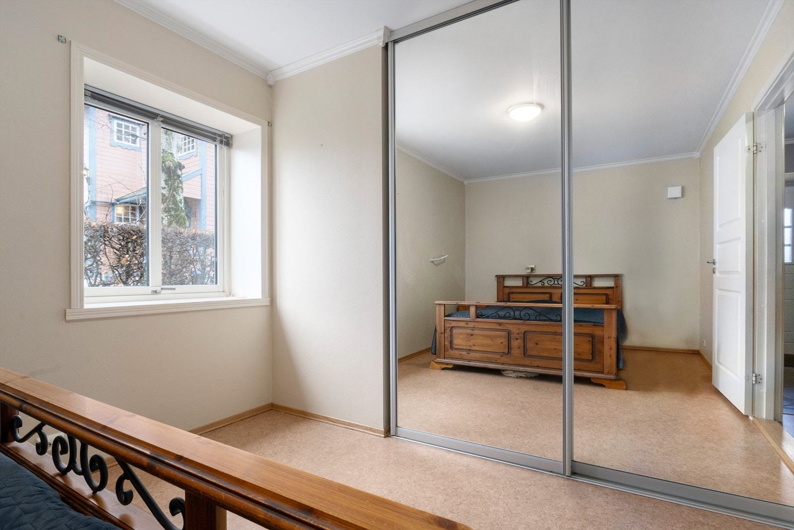 Integrert skyvedørsgarderobe med speilfront. Galleribilde