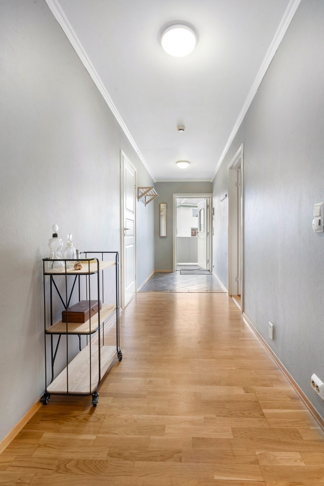 Fra gang er det tilkomst til boligens 2 soverom, bad og kjøkken/stue. Galleribilde
