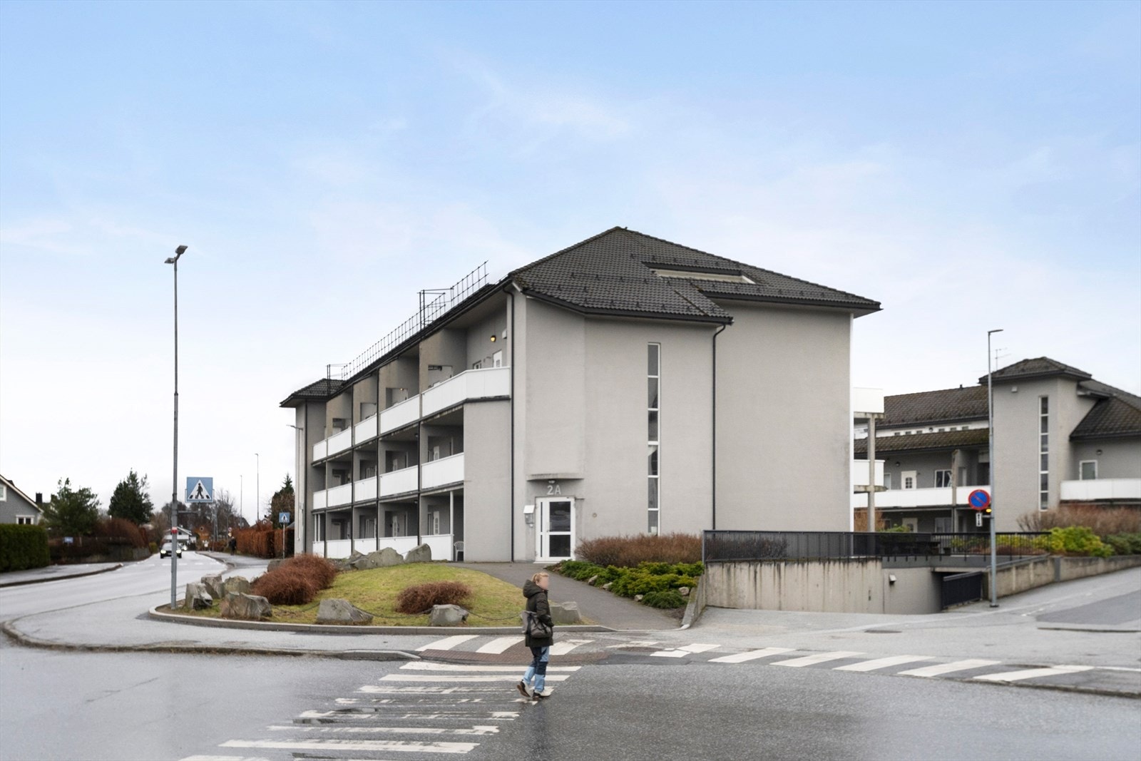 Boligen ligger i Florø sentrum med kort gangavstand til barneskole, barnehage, AMFI Florø og Legegruppen SMS. Galleribilde